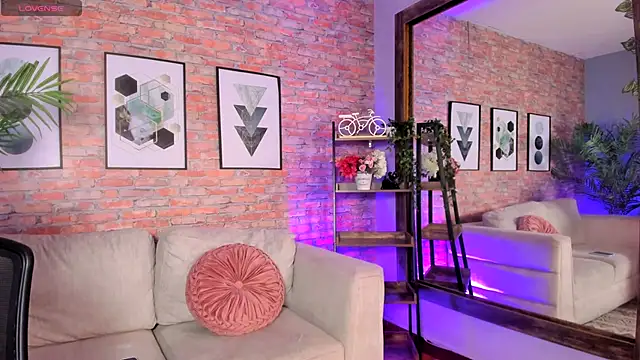 Lucia Brown  online show from 10-06-25, 05:21