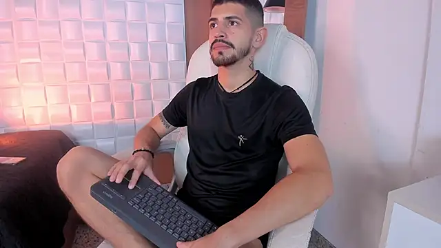 Snapshot of AlejandroStormm chatting on 10-26-25, 02:50 AlejandroStormm online show from 10-26-25, 02:50