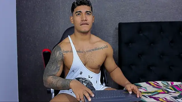 luigi hot  online show from 02-26-25, 03:42