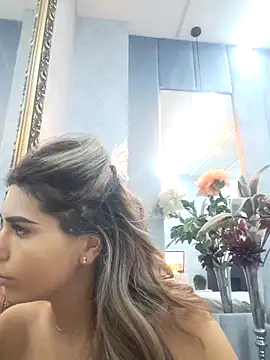 Snapshot of Bella_Posh chatting on 10-21-25, 04:35 Bella Posh online show from 10-21-25, 04:35