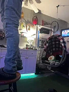 Polaroid White online show from 01-12-26, 08:30