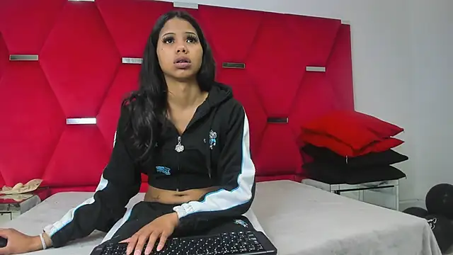 Snapshot of Kendall_6669 chatting on 10-21-25, 01:23 Kendall 6669 online show from 10-21-25, 01:23