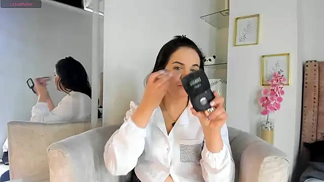 Snapshot of laura_hotties chatting on 06-19-26, 05:50 laura hotties online show from 06-19-26, 05:50