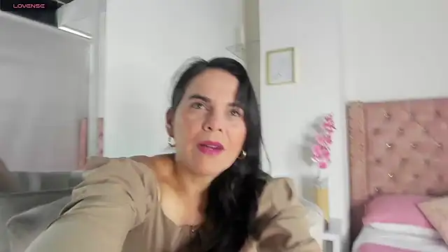 Snapshot of laura_hotties chatting on 07-15-26, 07:30 laura hotties online show from 07-15-26, 07:30