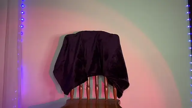 Snapshot of bayofdarkness chatting on 12-18-25, 04:40 bayofdarkness online show from 12-18-25, 04:40