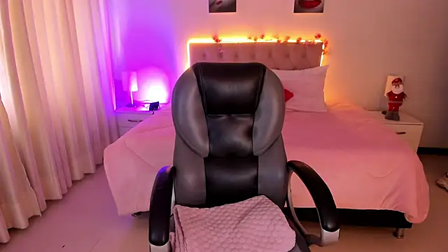 Emily Warren  online show from 11-24-25, 07:46