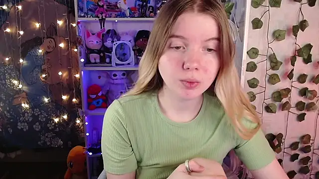 Snapshot of Strawberry_juli chatting on 02-28-25, 02:09 Strawberry juli online show from 02-28-25, 02:09