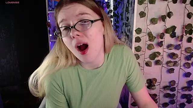 Snapshot of Strawberry_juli chatting on 03-12-25, 10:05 Strawberry juli online show from 03-12-25, 10:05