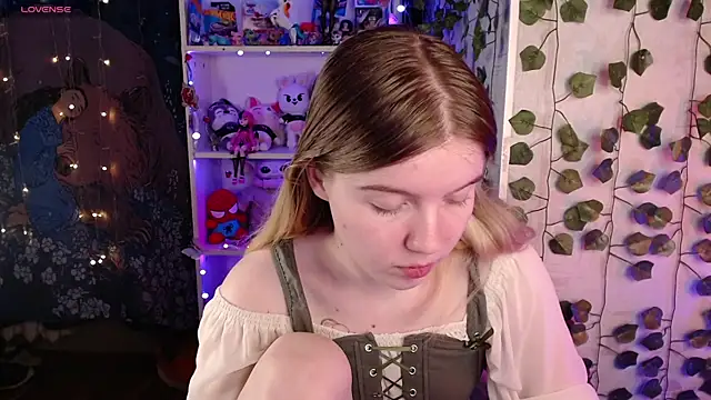 Snapshot of Strawberry_juli chatting on 03-18-25, 02:15 Strawberry juli online show from 03-18-25, 02:15