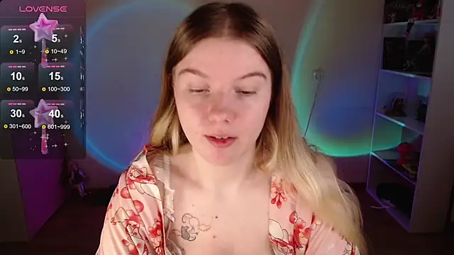 Snapshot of Strawberry_juli chatting on 09-16-25, 09:10 Strawberry juli online show from 09-16-25, 09:10