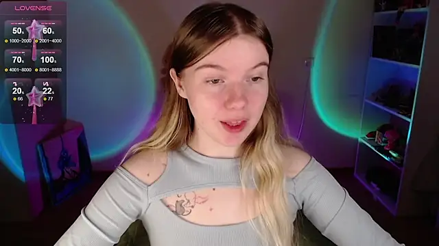 Snapshot of Strawberry_juli chatting on 09-21-25, 06:15 Strawberry juli online show from 09-21-25, 06:15