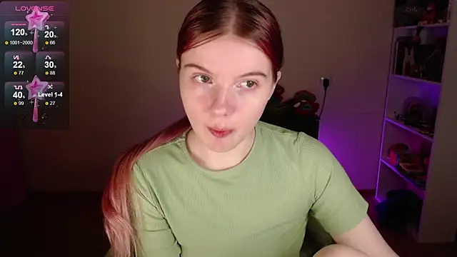 Strawberry juli online show from 12-21-25, 12:01