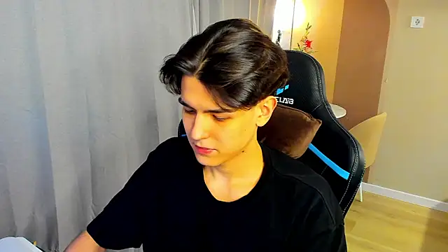 Snapshot of TravisRevas chatting on 12-19-25, 05:20 TravisRevas online show from 12-19-25, 05:20