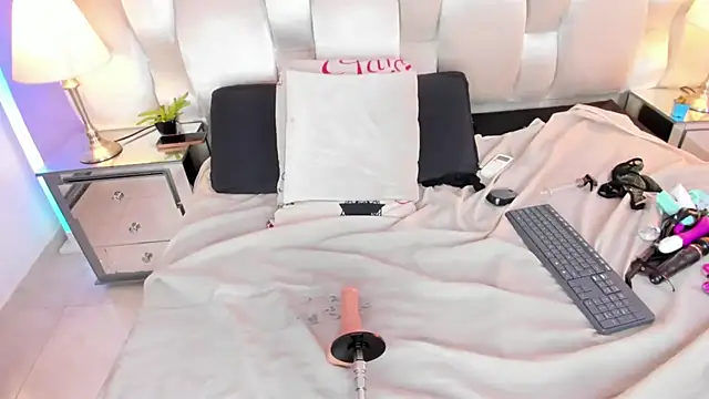Snapshot of megan_loviitz chatting on 04-19-26, 06:10 megan loviitz online show from 04-19-26, 06:10