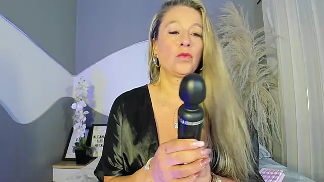 Liannaa  online show from 04-17-26, 11:57