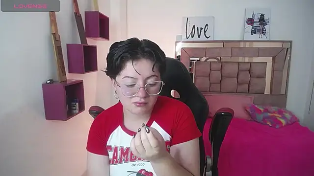 Snapshot of safyka chatting on 10-31-25, 03:40 safyka online show from 10-31-25, 03:40