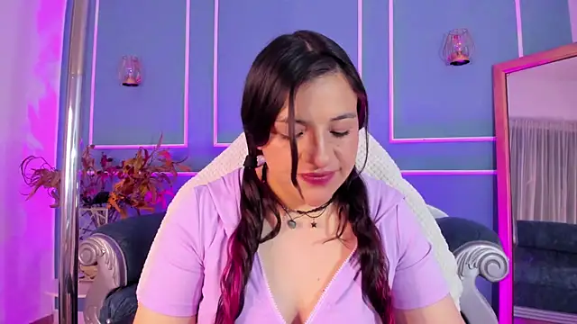 Snapshot of TaraTaylorr chatting on 11-12-25, 02:23 TaraTaylorr online show from 11-12-25, 02:23