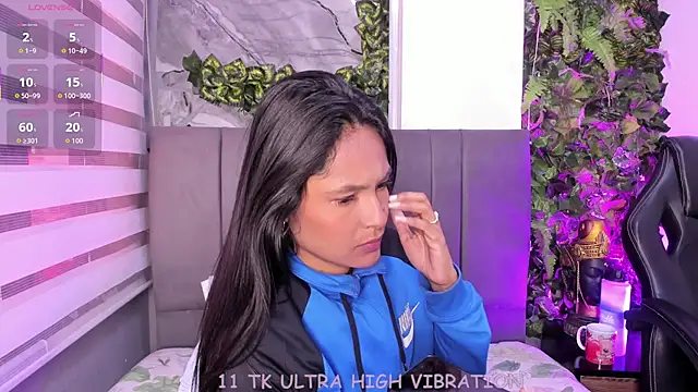 Snapshot of Fernanda_liie_ chatting on 11-27-25, 01:02 Fernanda liie online show from 11-27-25, 01:02