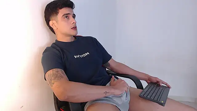 Snapshot of adam_levis17 chatting on 10-14-25, 03:46 adam levis17 online show from 10-14-25, 03:46