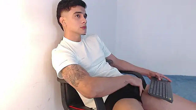 Snapshot of adam_levis17 chatting on 11-13-25, 06:01 adam levis17 online show from 11-13-25, 06:01