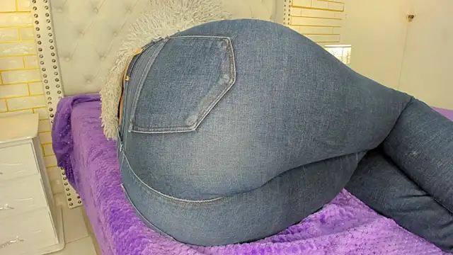 Snapshot of Emilly_wilson_ chatting on 11-07-25, 11:43 Emilly wilson online show from 11-07-25, 11:43