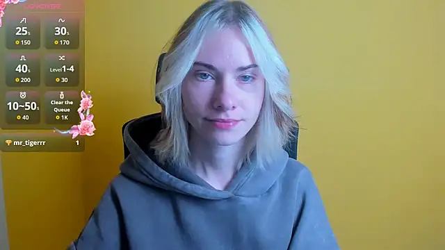 Snapshot of Fiona_Night chatting on 10-14-25, 05:30 Fiona Night online show from 10-14-25, 05:30