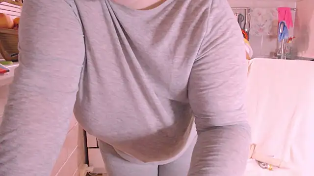 Snapshot of SoftLia chatting on 12-13-24, 08:58 SoftLia online show from 12-13-24, 08:58