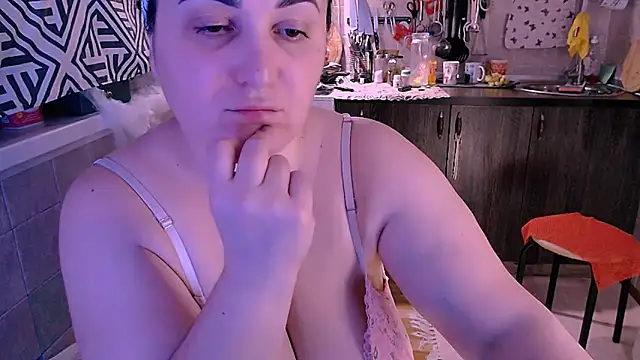 Snapshot of SoftLia chatting on 11-02-25, 11:40 SoftLia online show from 11-02-25, 11:40