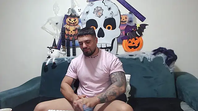 Tiberius hunk online show from 10-31-25, 08:15