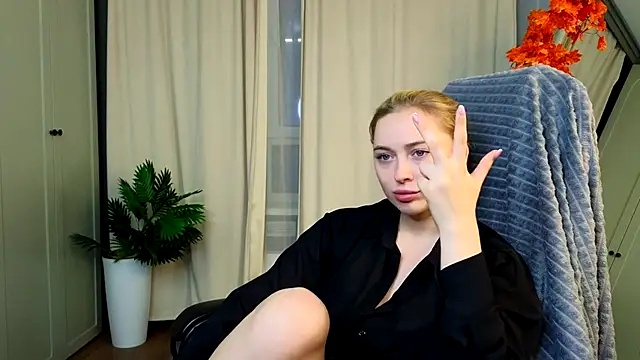 christie luv online show from 11-19-25, 02:28