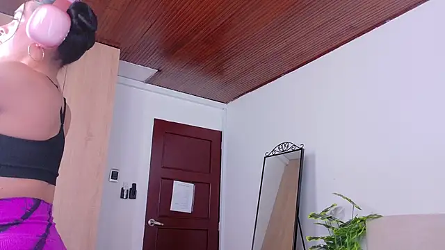 Snapshot of SaritaBratz chatting on 10-14-25, 08:20 SaritaBratz online show from 10-14-25, 08:20