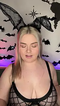 Snapshot of April_Vancee chatting on 10-20-25, 01:33 April Vancee online show from 10-20-25, 01:33