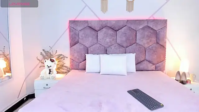 aurora collinss  online show from 02-03-26, 12:21