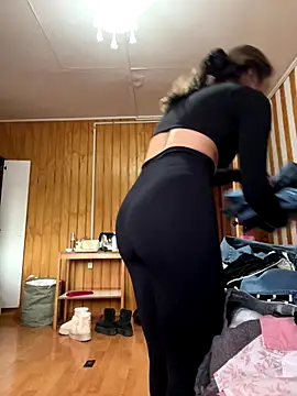 Snapshot of floooohv chatting on 10-17-25, 11:18 floooohv online show from 10-17-25, 11:18