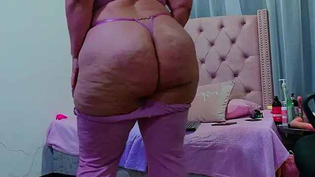 Snapshot of scarlettbooty chatting on 09-19-25, 01:40 scarlettbooty online show from 09-19-25, 01:40