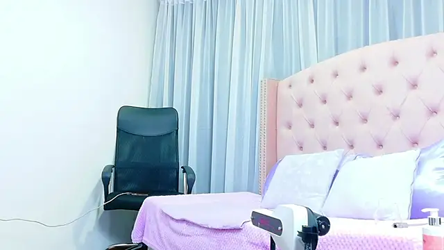 Snapshot of scarlettbooty chatting on 10-15-25, 02:22 scarlettbooty online show from 10-15-25, 02:22