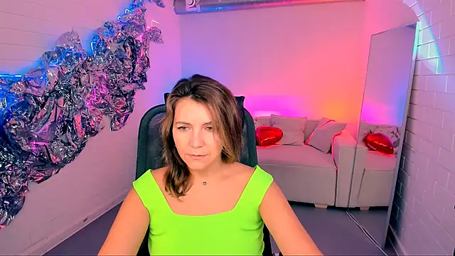 Snapshot of NicoleHitman chatting on 10-12-25, 05:17 NicoleHitman online show from 10-12-25, 05:17