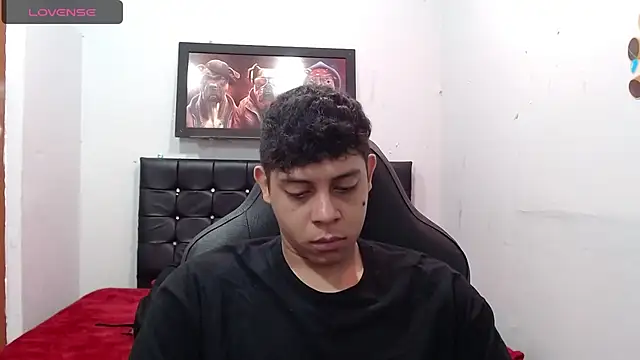 Snapshot of Alejandroo_22 chatting on 03-13-25, 02:33 Alejandroo 22 online show from 03-13-25, 02:33