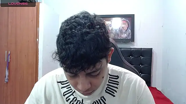 Snapshot of Alejandroo_22 chatting on 03-17-25, 04:11 Alejandroo 22 online show from 03-17-25, 04:11