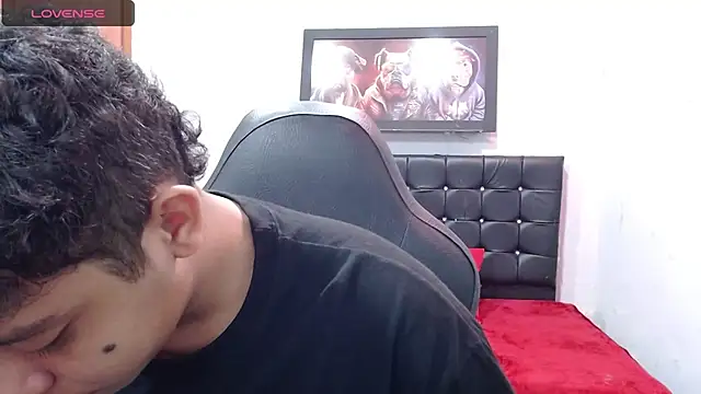 Snapshot of Alejandroo_22 chatting on 03-18-25, 02:15 Alejandroo 22 online show from 03-18-25, 02:15