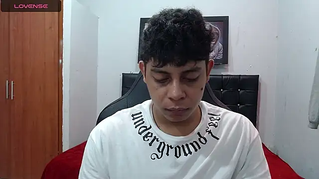 Snapshot of Alejandroo_22 chatting on 03-20-25, 06:31 Alejandroo 22 online show from 03-20-25, 06:31