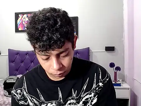 Snapshot of Alejandroo_22 chatting on 10-17-25, 01:14 Alejandroo 22 online show from 10-17-25, 01:14