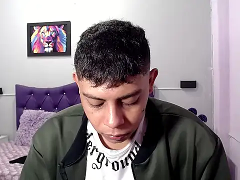 Snapshot of Alejandroo_22 chatting on 10-22-25, 01:33 Alejandroo 22 online show from 10-22-25, 01:33