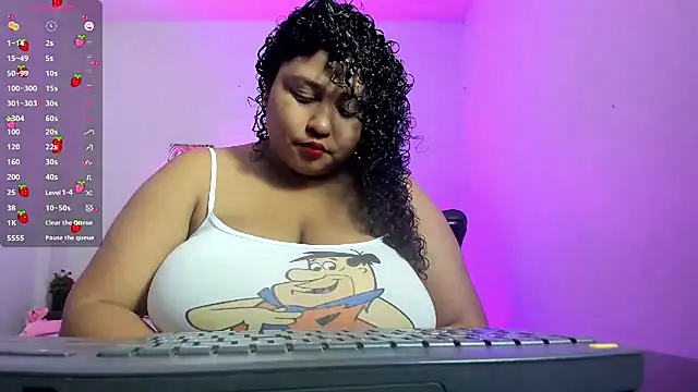 Snapshot of Ayliinn_ chatting on 10-17-25, 02:37 Ayliinn online show from 10-17-25, 02:37