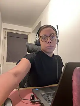 Melia Rayne online show from 12-15-25, 11:47