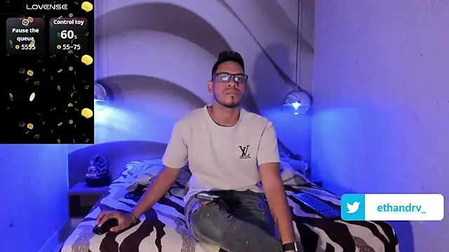 Snapshot of ETHAN_DRAVEN chatting on 10-14-25, 07:14 ETHAN DRAVEN online show from 10-14-25, 07:14