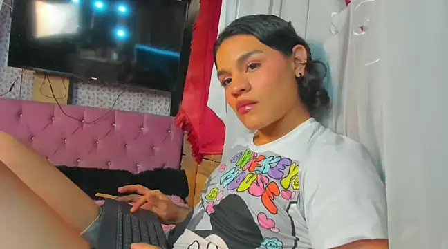 Snapshot of Moonroxe_ chatting on 03-04-25, 10:38 Moonroxe online show from 03-04-25, 10:38