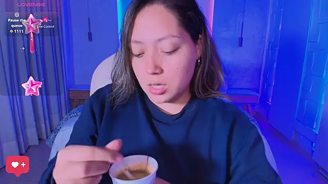 Snapshot of heidy_johns chatting on 09-18-25, 03:30 heidy johns online show from 09-18-25, 03:30