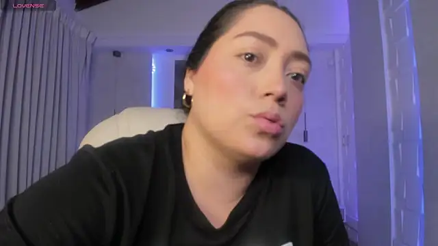 Snapshot of heidy_johns chatting on 10-18-25, 03:31 heidy johns online show from 10-18-25, 03:31