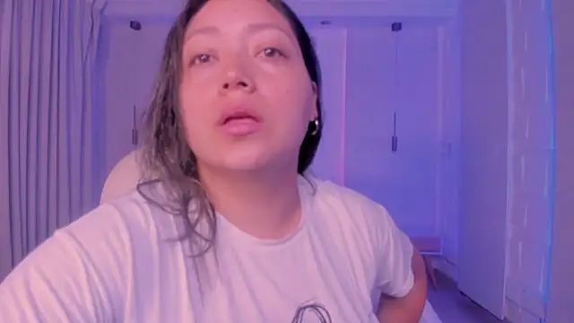 Snapshot of heidy_johns chatting on 10-19-25, 12:17 heidy johns online show from 10-19-25, 12:17